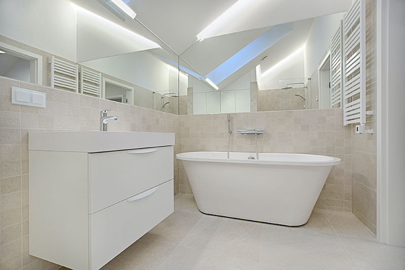 white-bathtub-in-bathroom-1571461.jpg